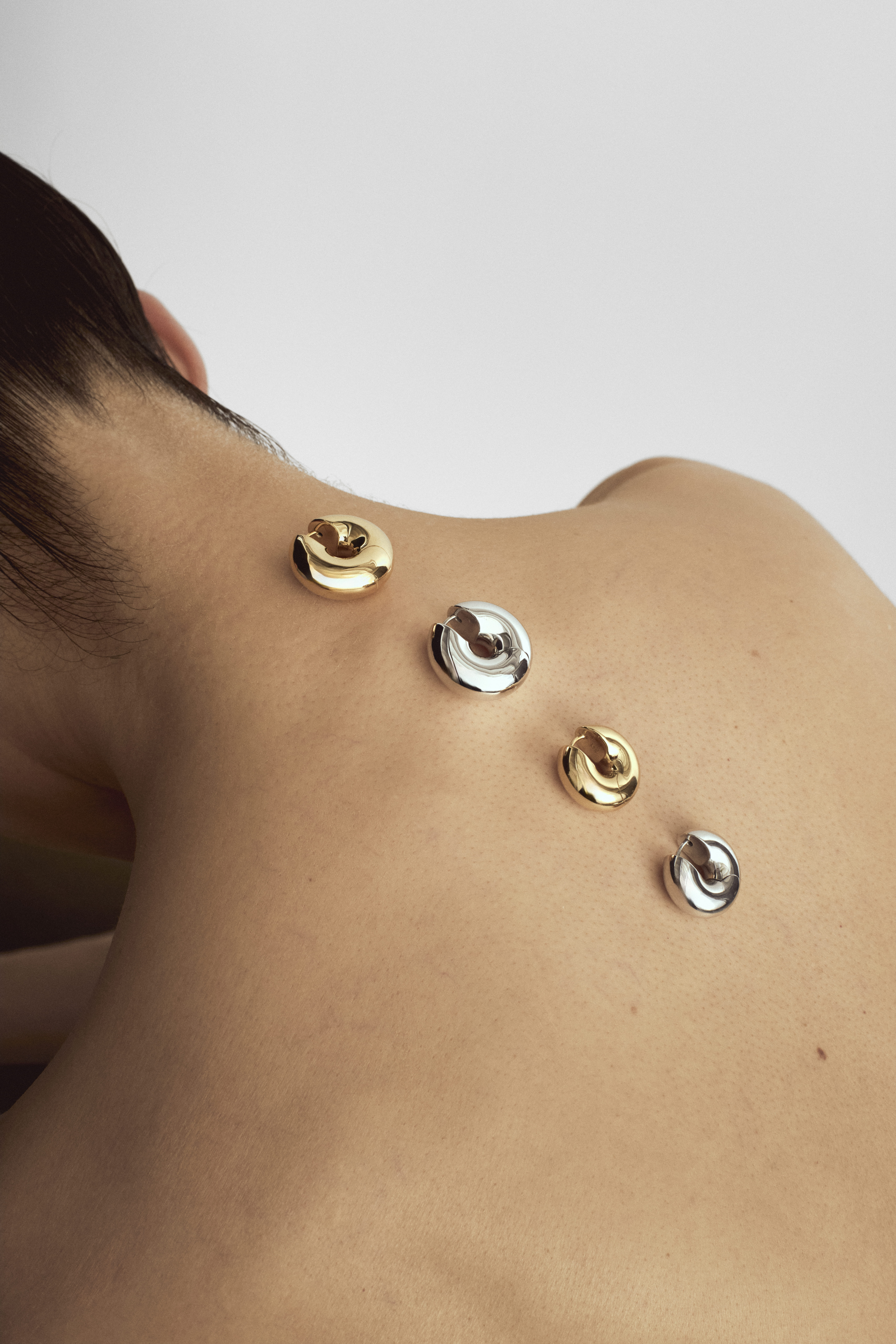 톰 우드가 금속의 조형적 특성을 현대적으로 풀어낸 새로운 컬렉션 ‘스피어(Sphere)’를 공개했다. 